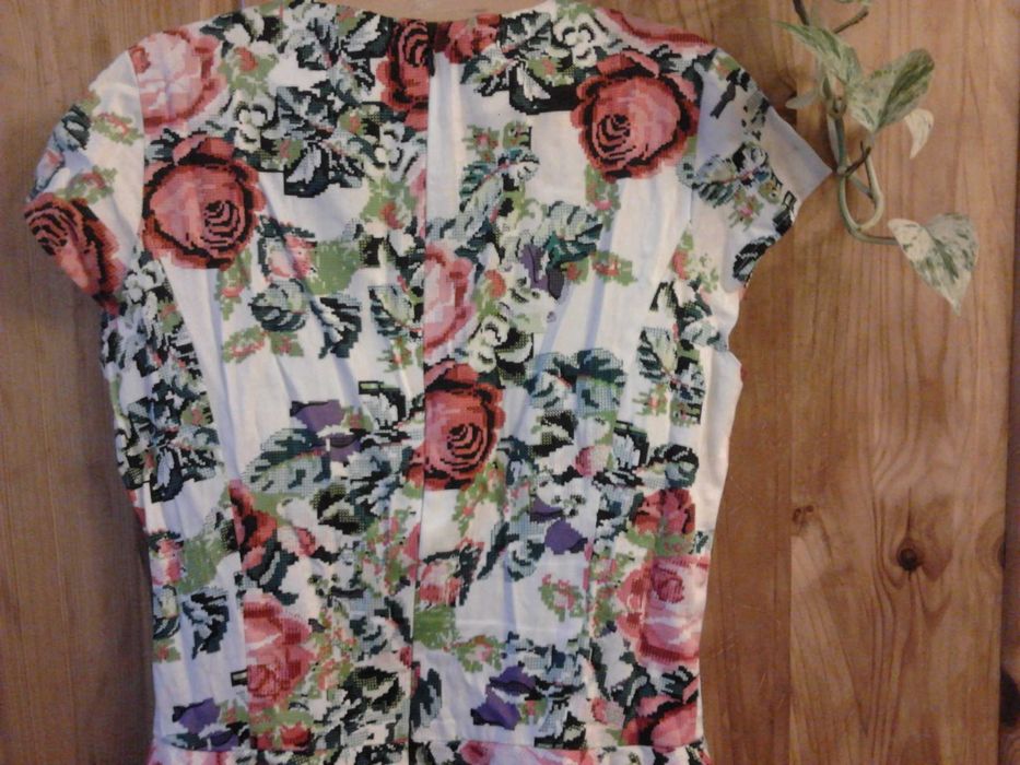 Sukienka w kwiaty s. Moriss r 36, kolor jasna z motywami kwiatowymi.