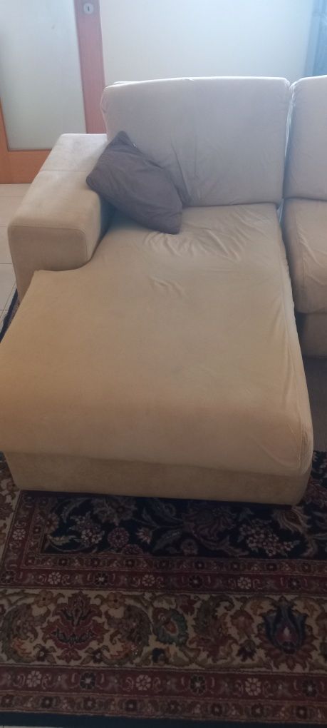 Sofá usado com chaise longue em pele de pêssego bege
