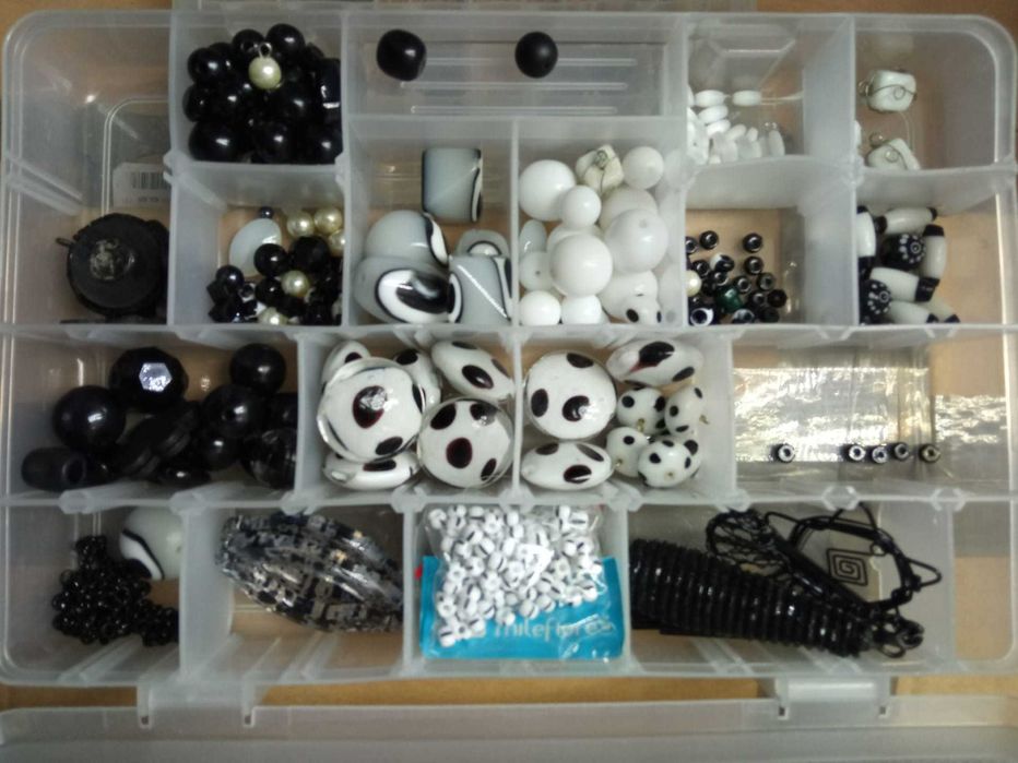 Missangas e acessórios para execução de colares, pulseiras, aneis etc