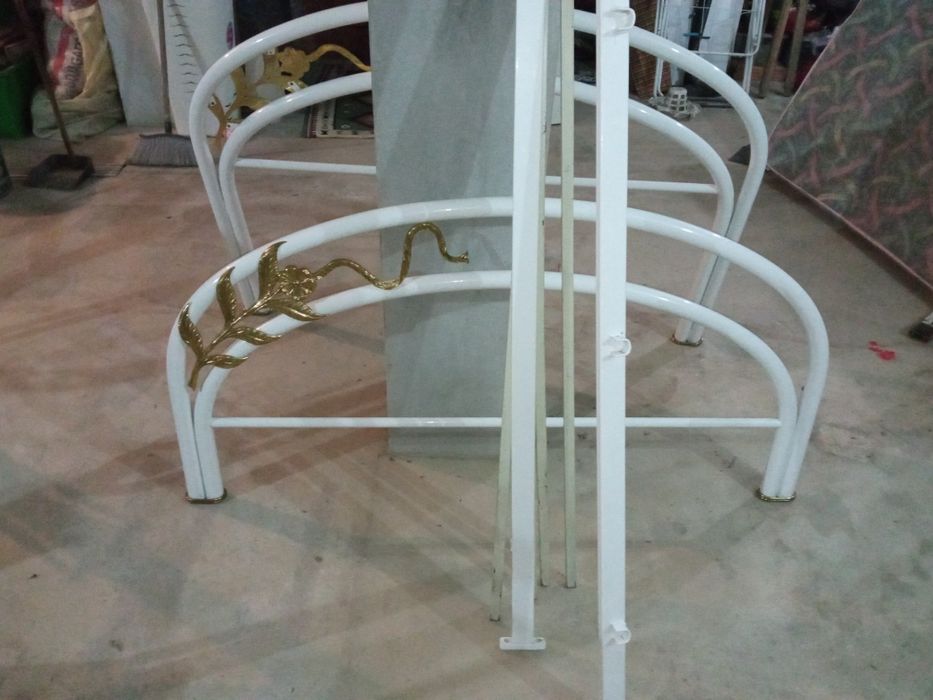 Cama de ferro lacada em branco