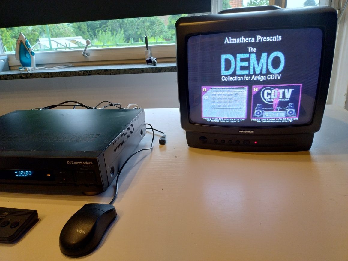 Amiga CDTV z nowym pilotem, cady, CD z softem, kabel av