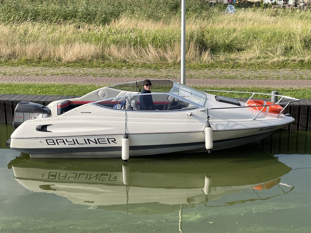 Łódź Motorowa z kabiną, Motorowka, Bayliner Capri z silnikiem