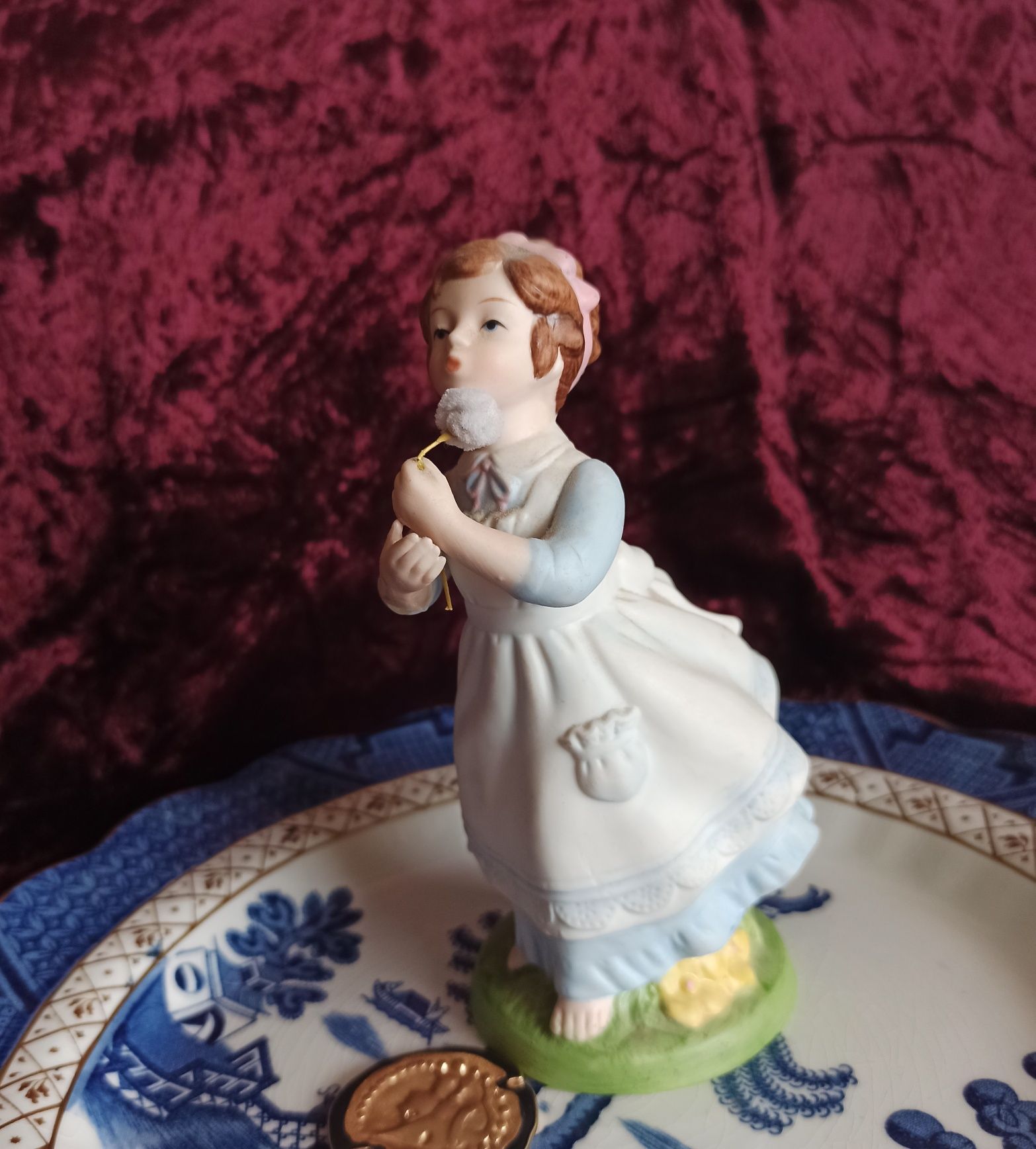 Figurka porcelanowa Dziewczynka Avon vintage