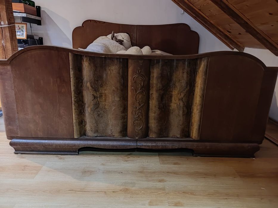 Dwuosobowe łóżko drewniane z materacami