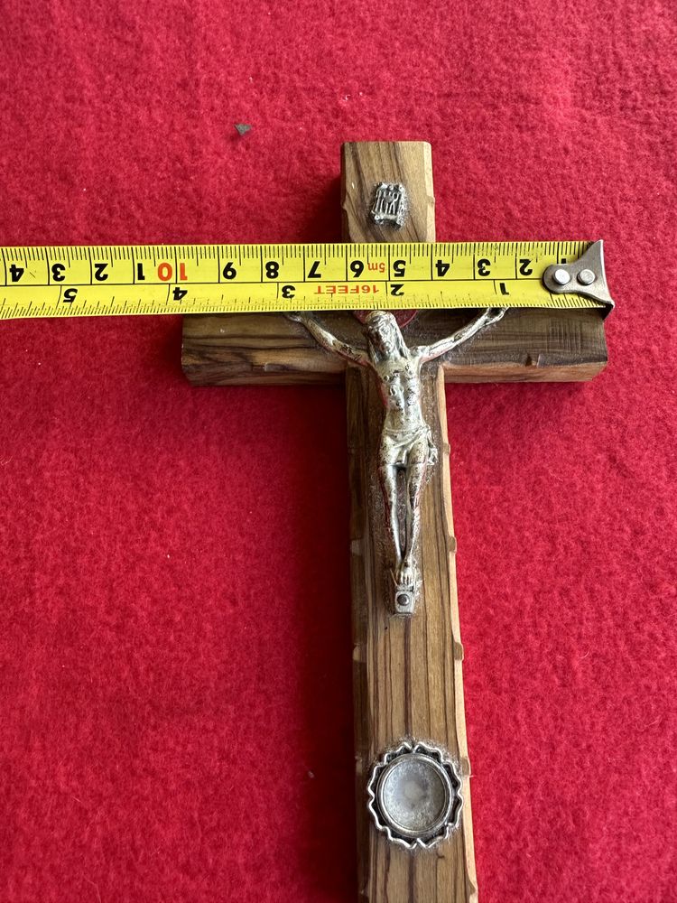 Crucifixo em madeira oliveira com relicario de Jerusalem