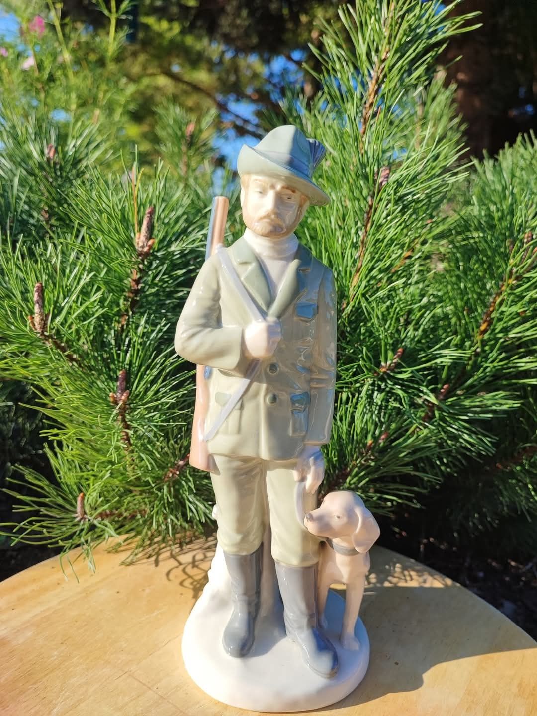 Porcelanowa figurka GDR Lippelsdorf, 1951-74  Myśliwy z psem.