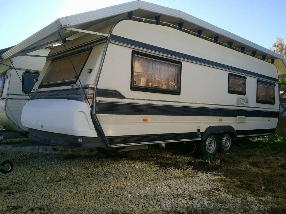 Hobby PRESTIGE 650  z dodatkowym dachem  sucha i czysta , jasne meble , 2 osie , transport gratis