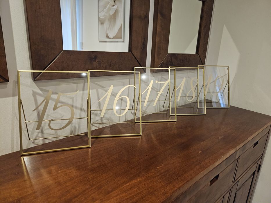 Numery stołów w złotych ramkach (cena za wszystkie)