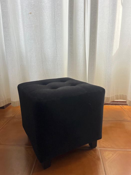 Puff preto em Veludo