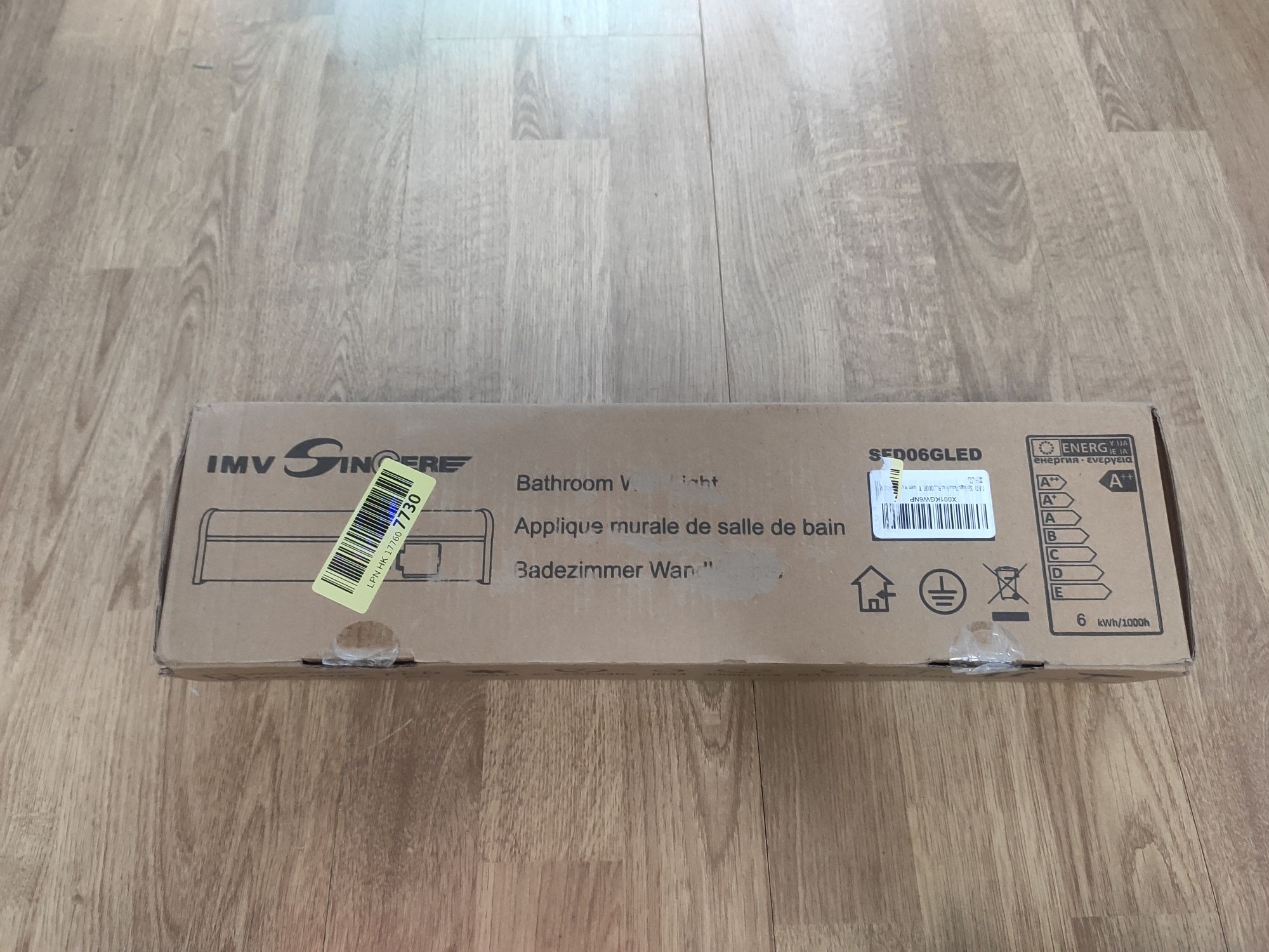Lampa ścienna LED nad lustro 41 cm IP44 z przełącznikiem i gniazdkiem