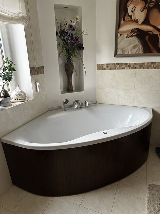 Piekna Wanna narożna  z drewnianą obudową