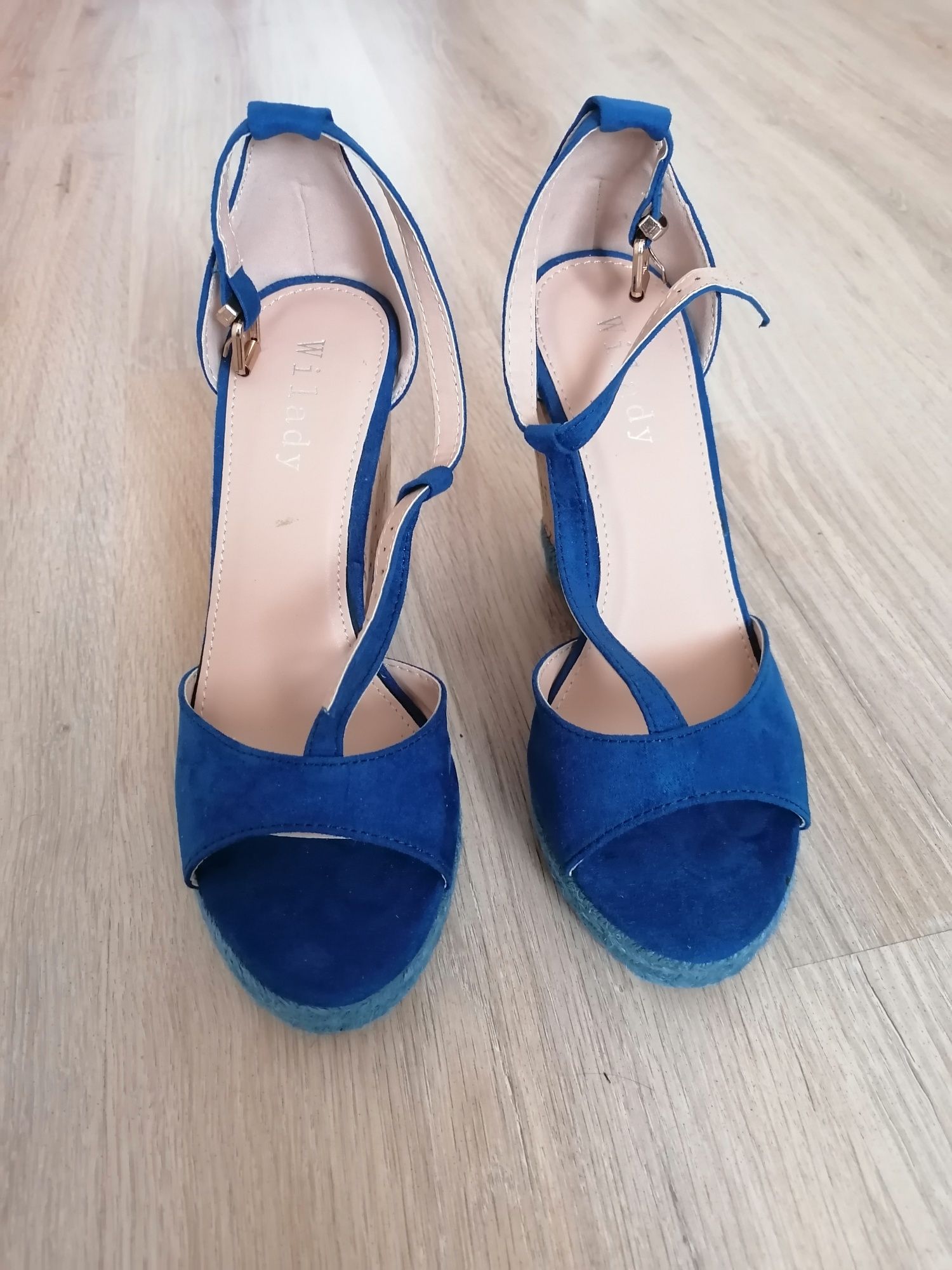 Nowe buty damskie na koturnie niebieskie