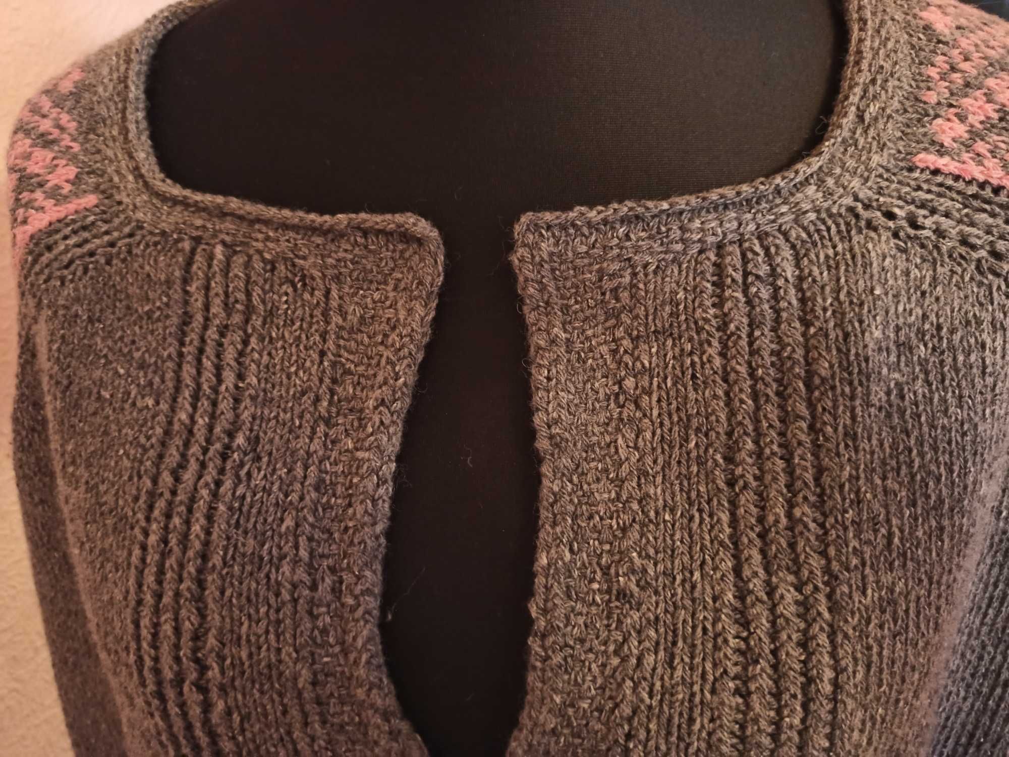 Женский свитер ручной работи