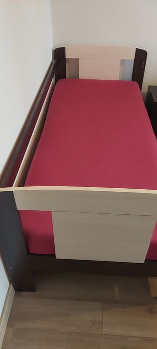 Łóżko/ tapczanik z poręczą