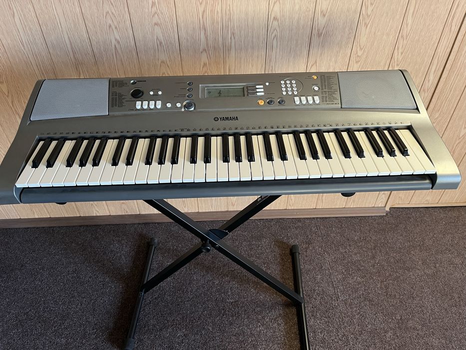 Продам синтизатор Yamaha PSR R300