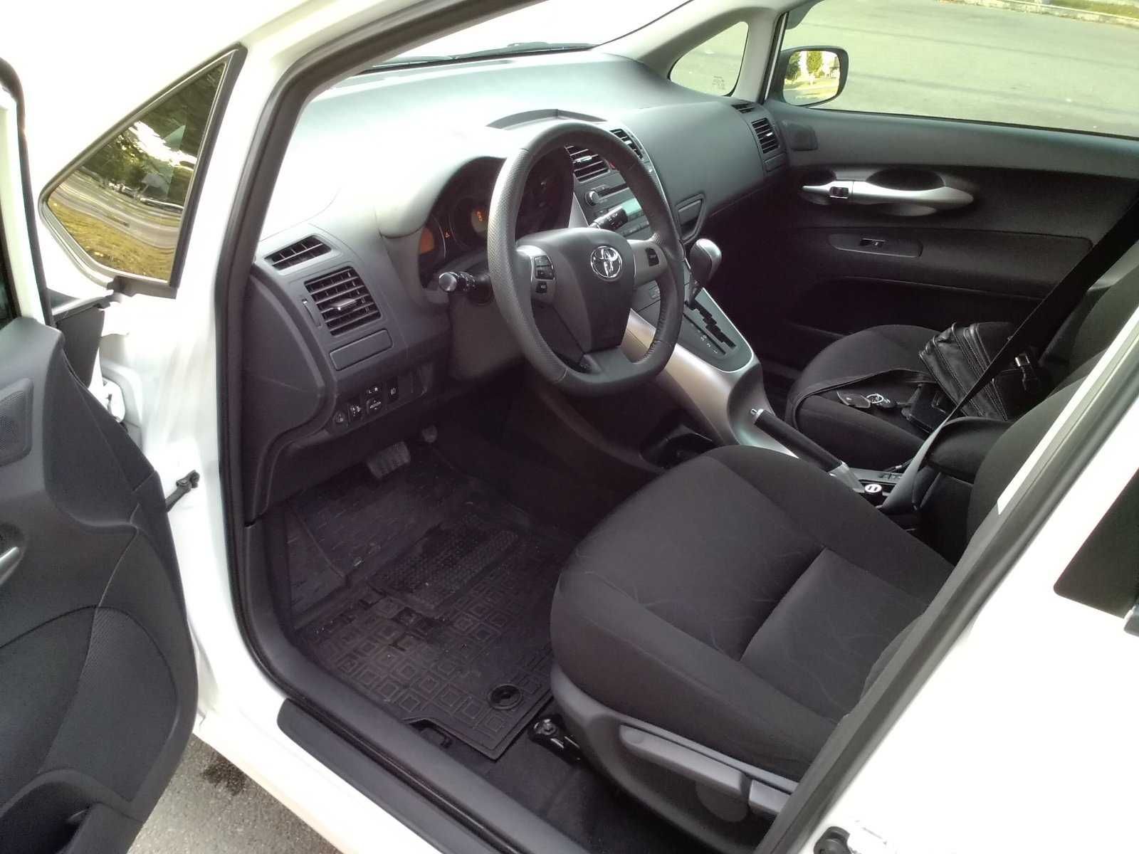 Продам Toyota Auris 1.6 AT 2012 року