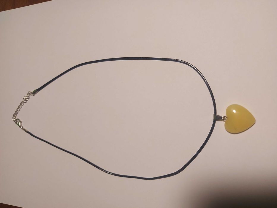 Colar Coração Amarelo – Pingente, Fio Preto Leve e Ajustável