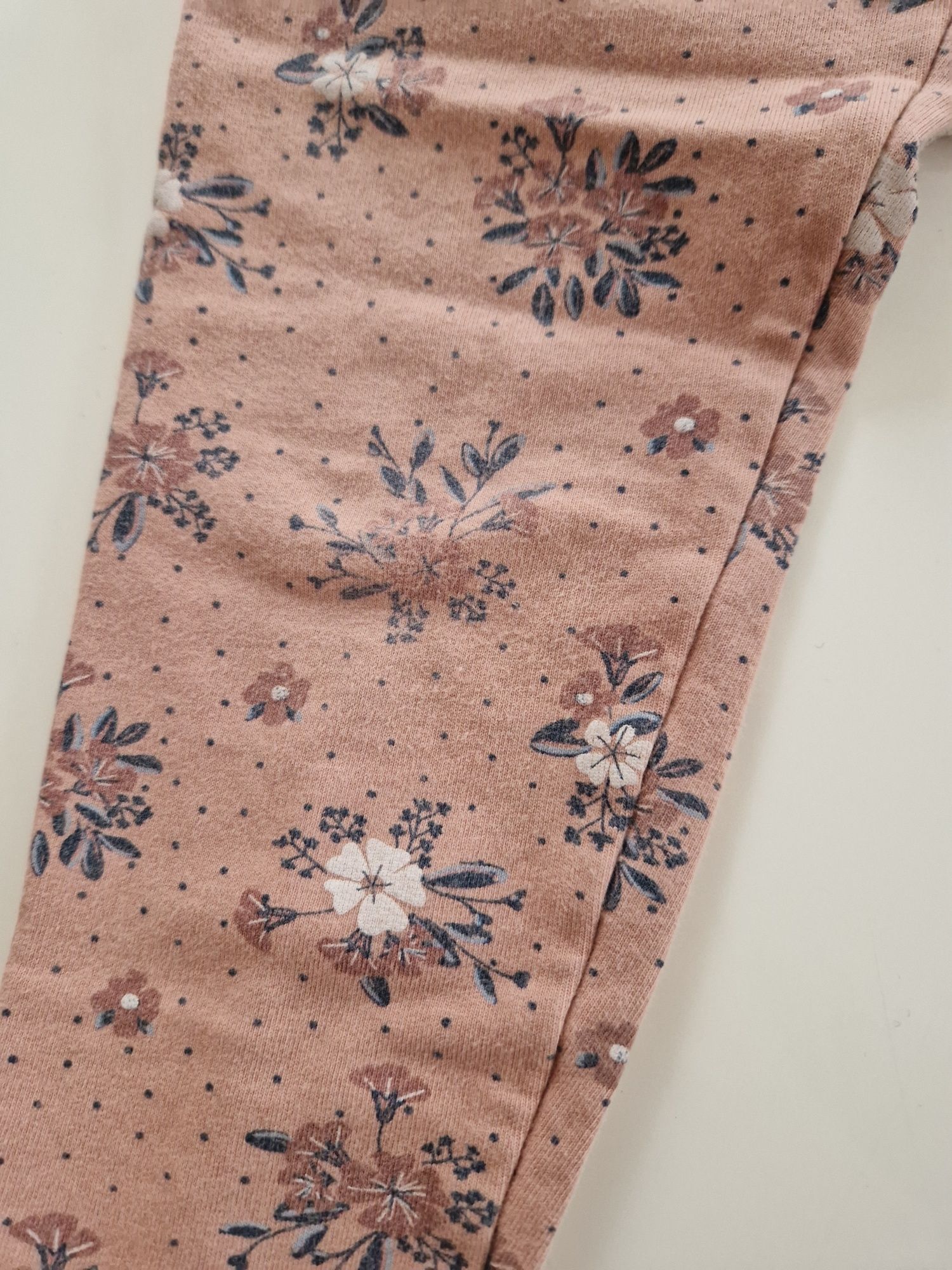 5 pary spodni legginsów 110/116