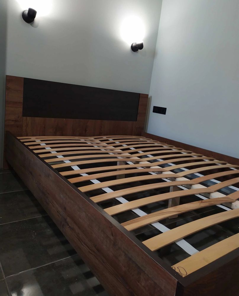 в наявності фабричне двоспальне ліжко з ламелями
