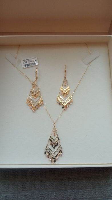 Zestaw Biżuteria zlotej kolczyki i naszyjnik