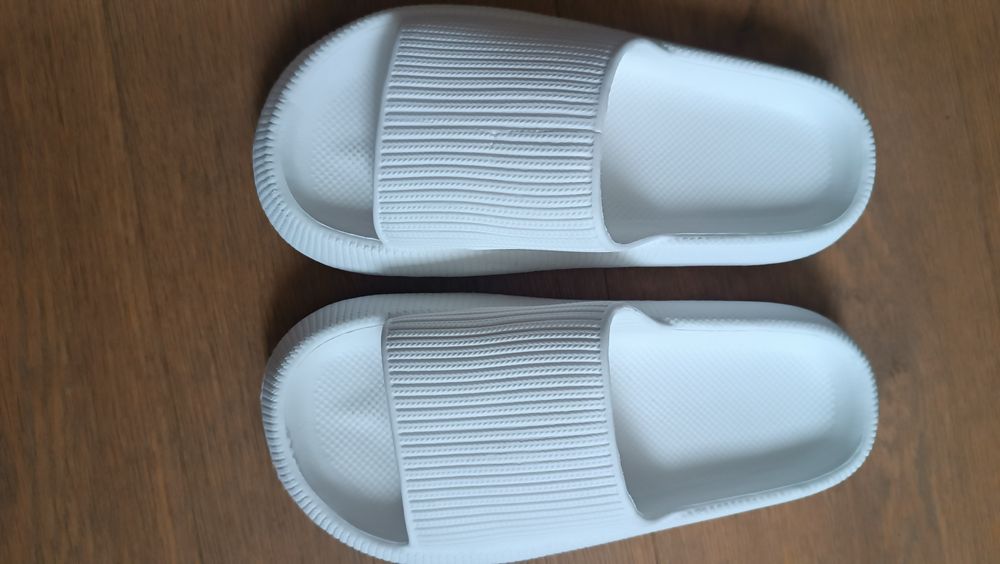 Шльопанці білі жіночі 38-39р на стопу 24,5см
На стопу 25,5см
Стан нови