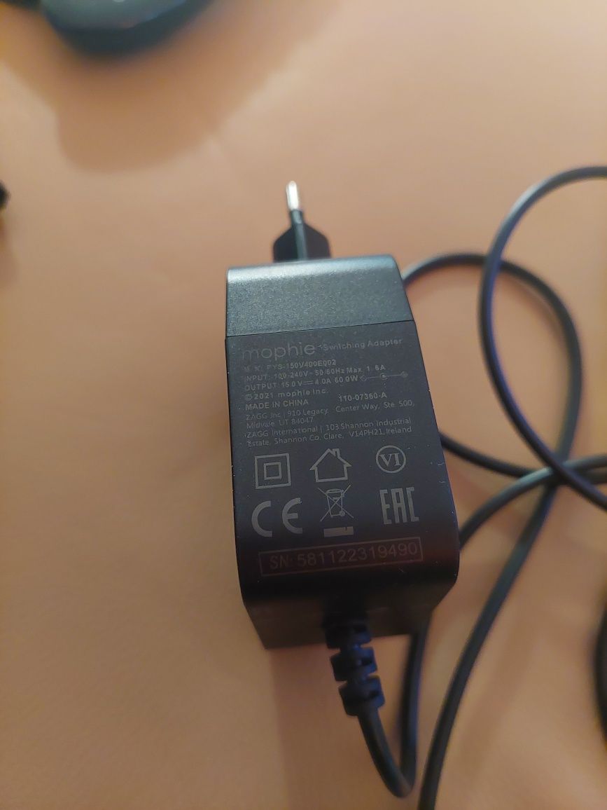 Iphon. Ładowarka kupiona w Apple.  Miesiąc temu.