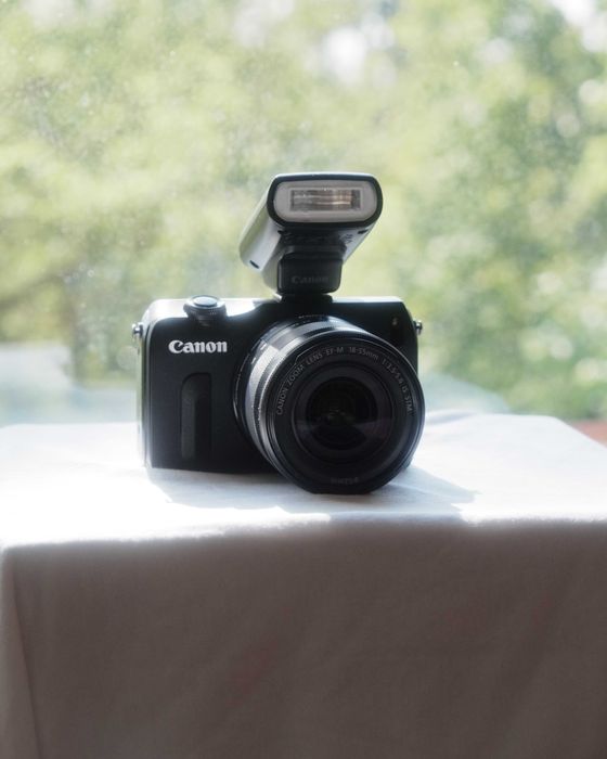 Aparat bezlusterkowy Canon EOS M bezlusterkowiec obiektyw lampa Speedl