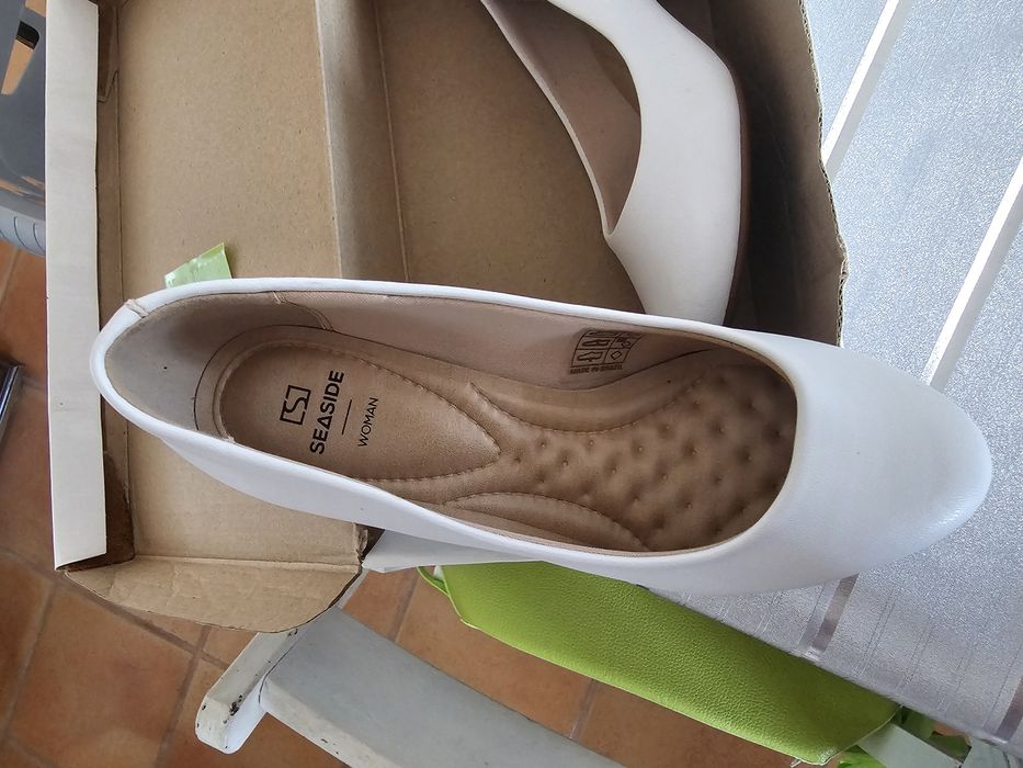 Sapatos brancos almofadados