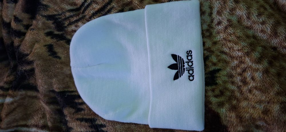 czapka zimowa biała z czarnym logo