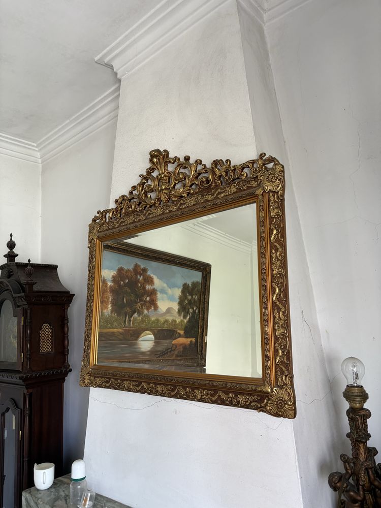 Espelho dourado de sala.