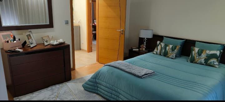 Quarto em cerejeira e vidro preto