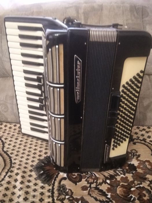 Акордеони для музичних шкіл і музикантів.є всі розміри 1/2.3/4.7/8.4/4