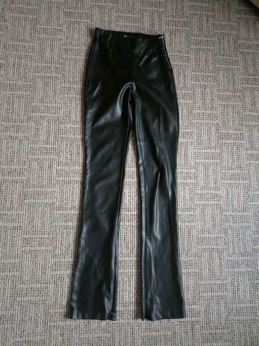 Lateksowe spodnie z szerszą  nogawka dzwon Zara