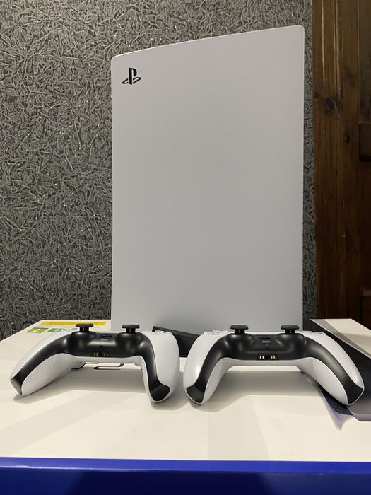 PlayStation 5(два геймпади-оригінальні)