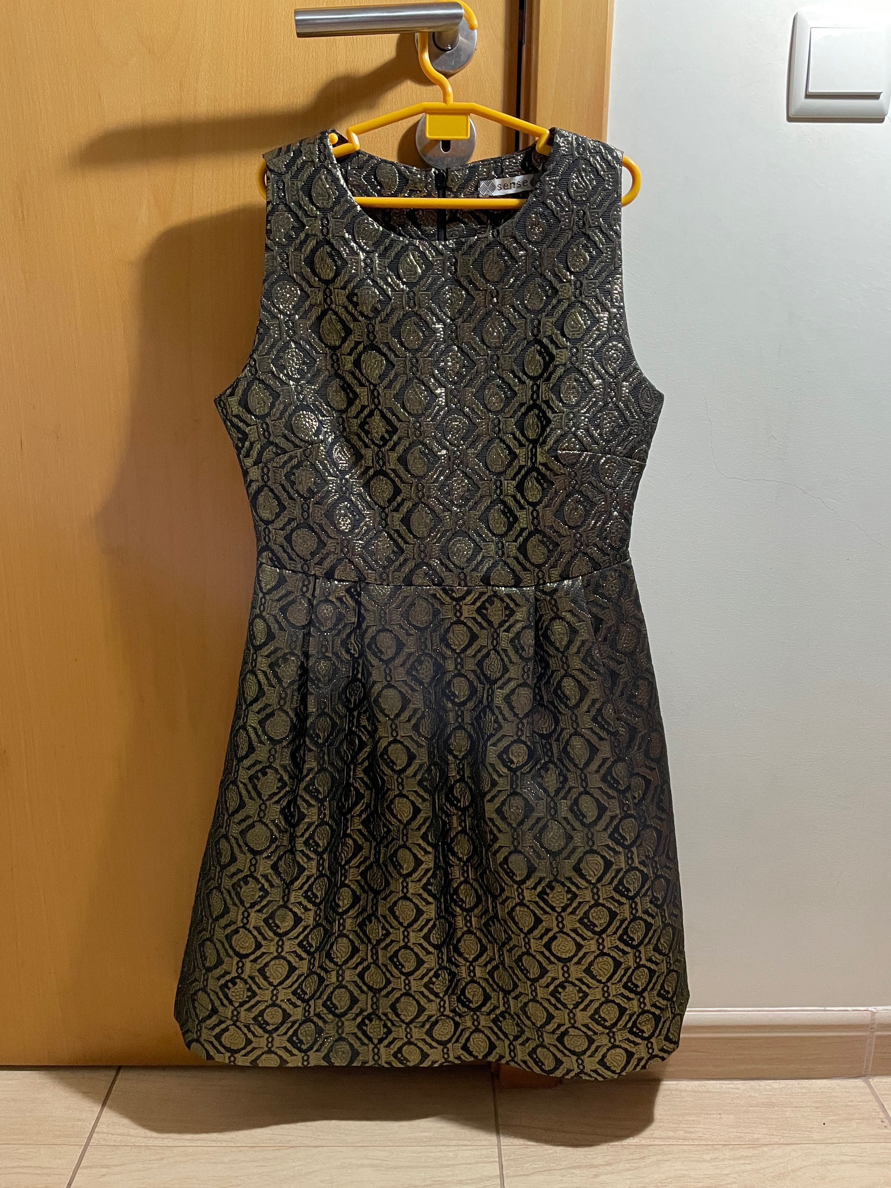 Vestido preto e dourado