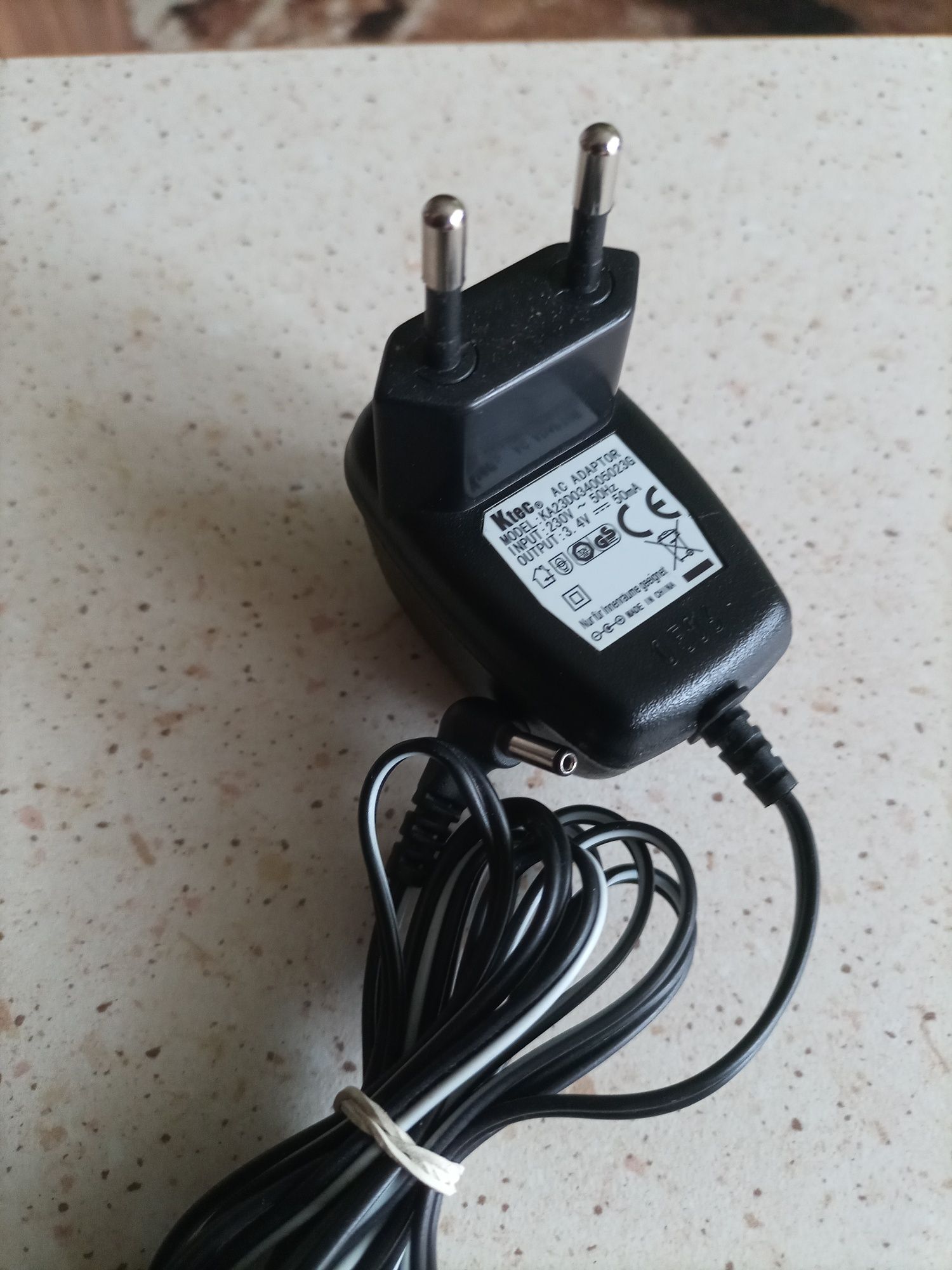 Trzy Zasilacze Ktec 4V, Power Adapter 5V, Motorola 8V.