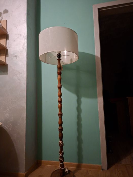 Lampa stojąca drewniana z abażurem