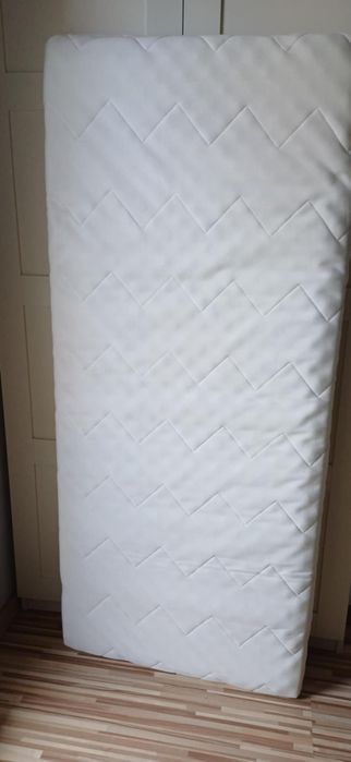 Materac underlig 160x70 z wodoodpornym ochraniaczem.