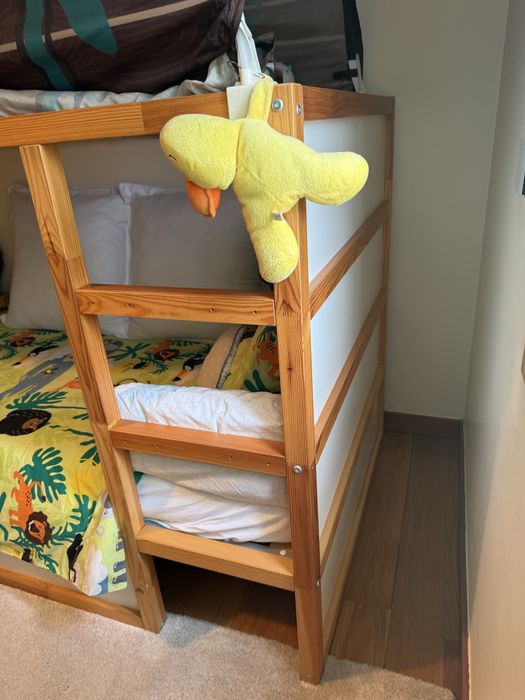 Cama Kura Ikea com dorsal + decoração