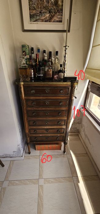 Móvel antigo com tampo de pedra