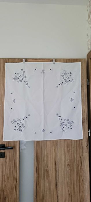 Biała kwadratowa haftowana serweta gwazdy X-Mas 85x85cm