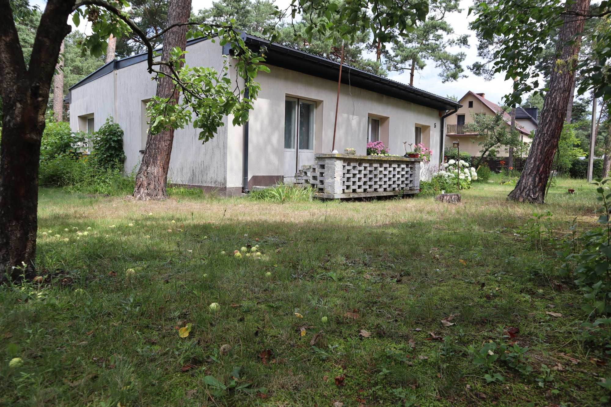 Nieruchomość z domem i 4 garażami na działce o powierzchni 1246 m2