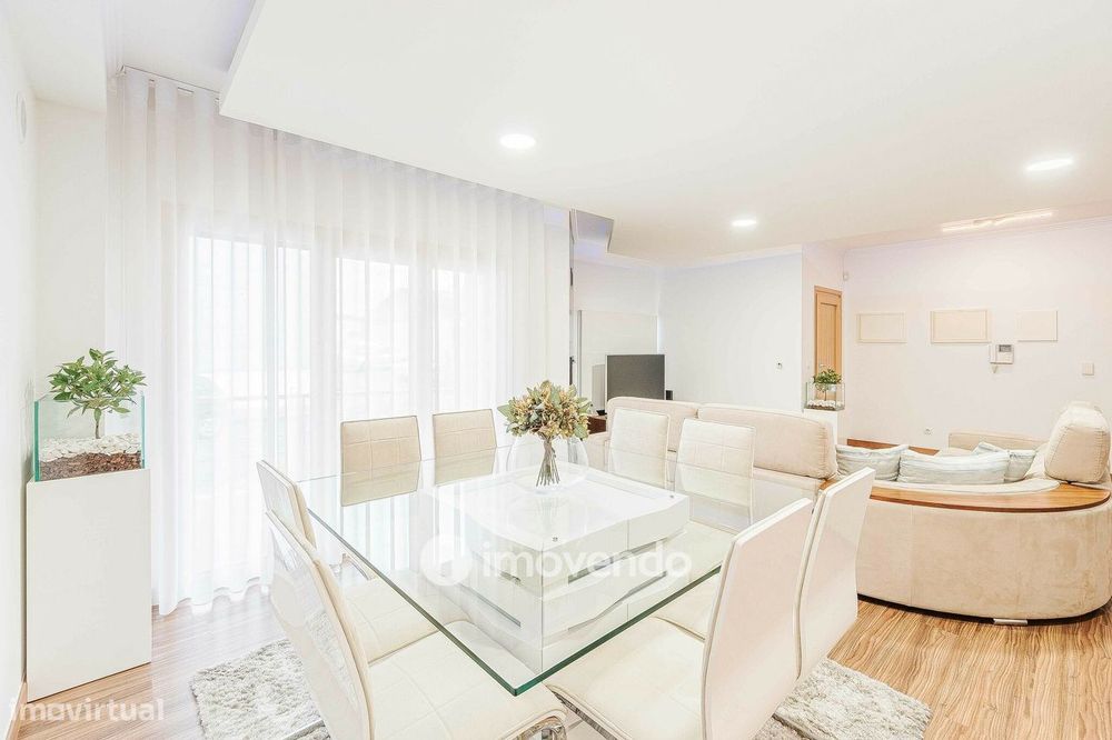 Moradia T3 com garagem, num condomínio com piscina, em Bucelas