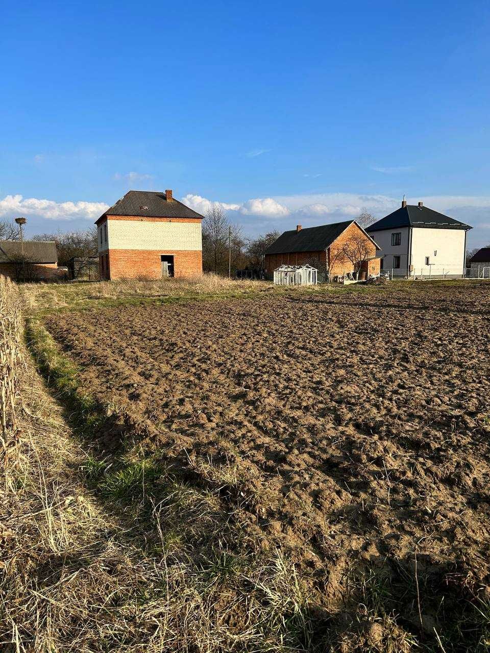 Двоповерховий цегляний будинок.Село Нове село(Городоцького району)