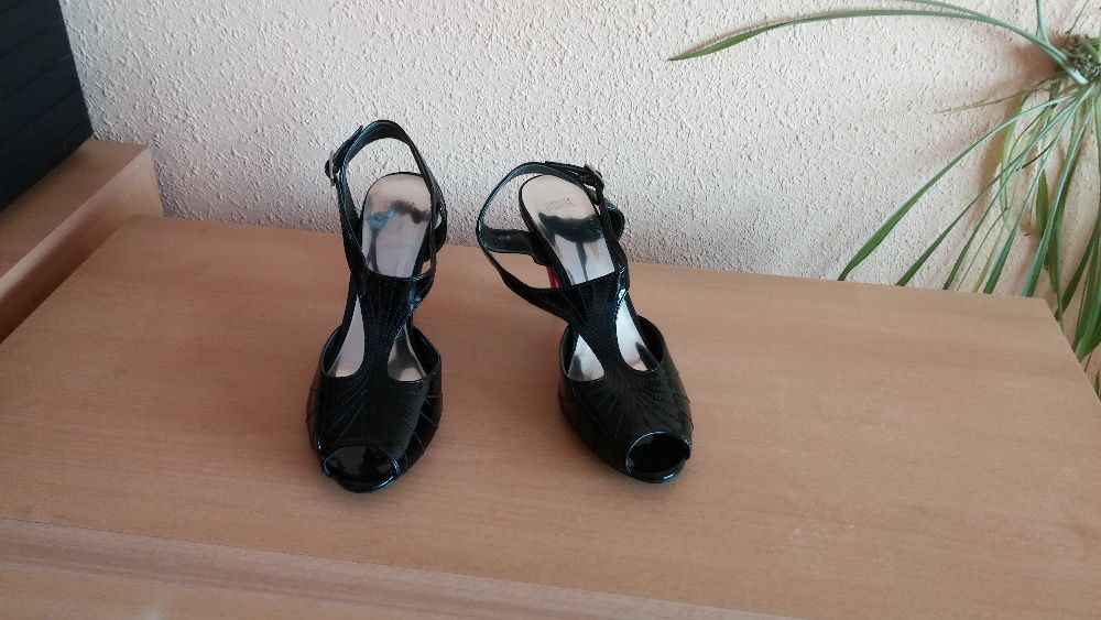 Lakierowane czarne sandałki z obcasem w kolorze fuksji - UK6/39,5/25cm