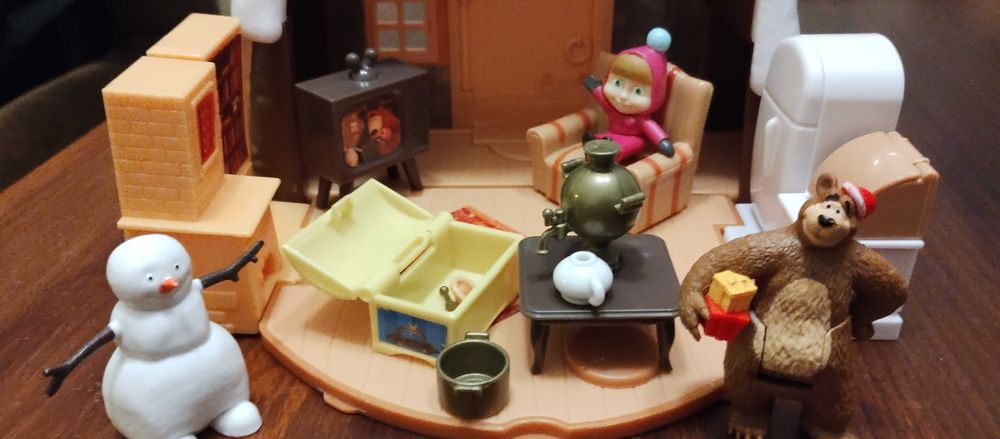 Masza i niedźwiedź zimowy domek świąteczny Mikołaj