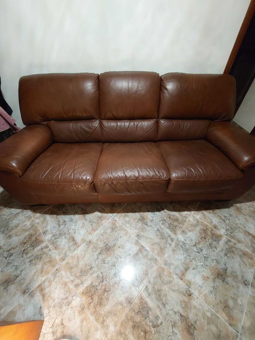 Sofá em couro castanho