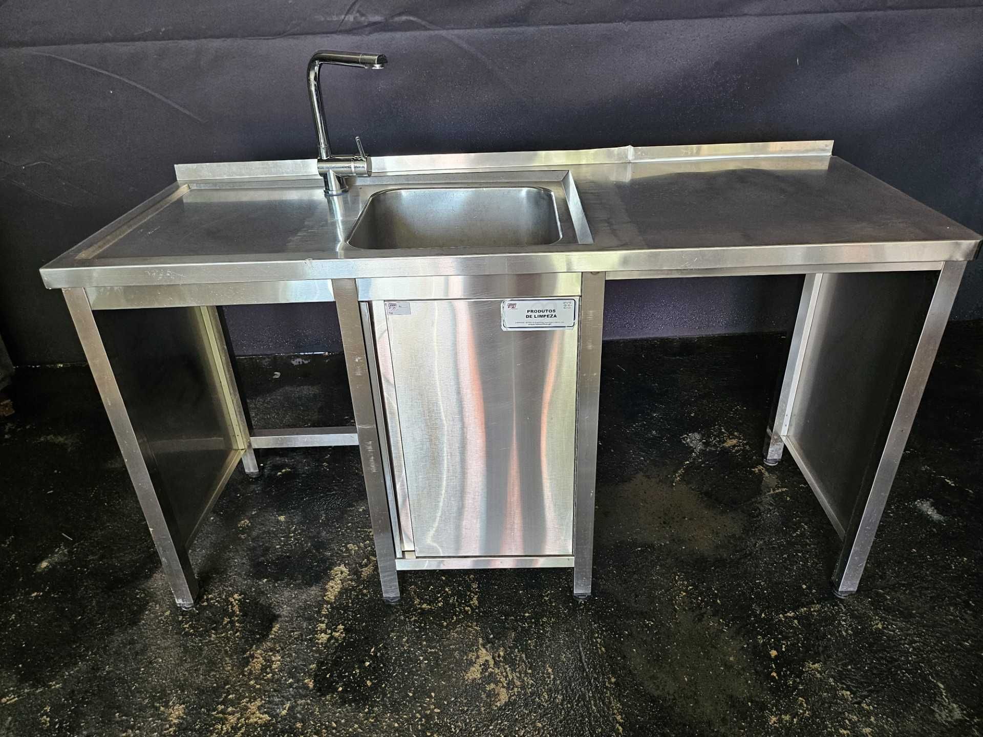 Bancada em inox com lava loiça