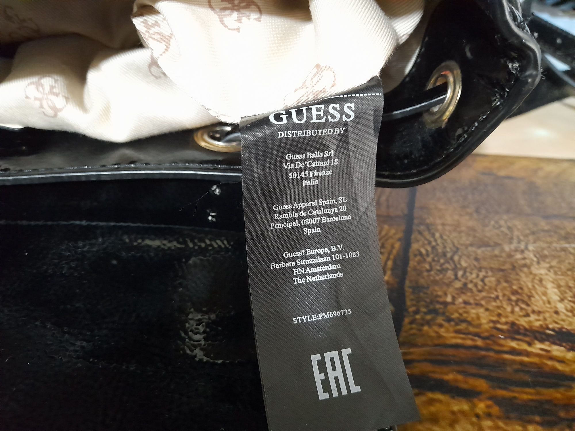 Оригінал Guess лаковий рюкзак з брелоком