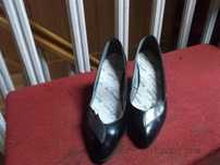 buty - czarne lakierki - rozmiar 39